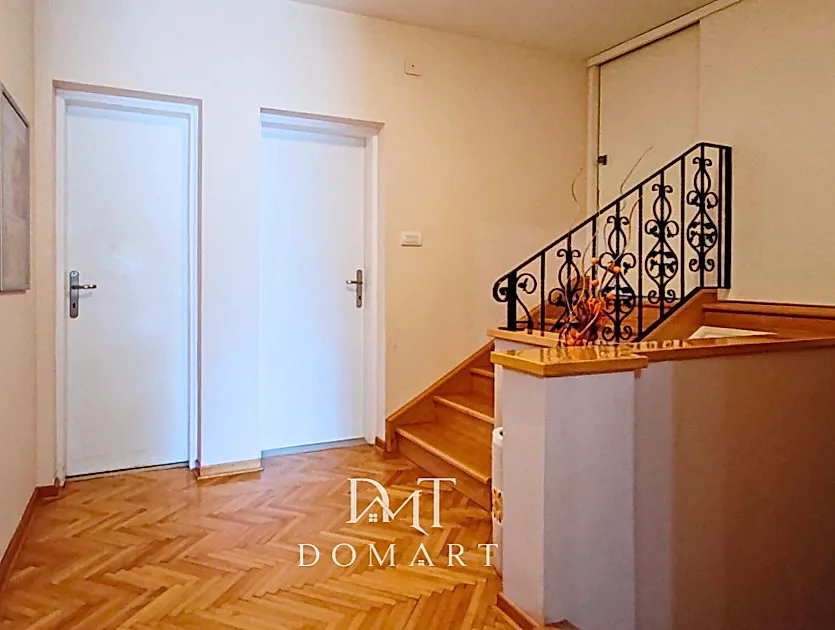 Porodična kuća sa uređenim dvorištem i garažom Sremska Mitrovica - slika 11