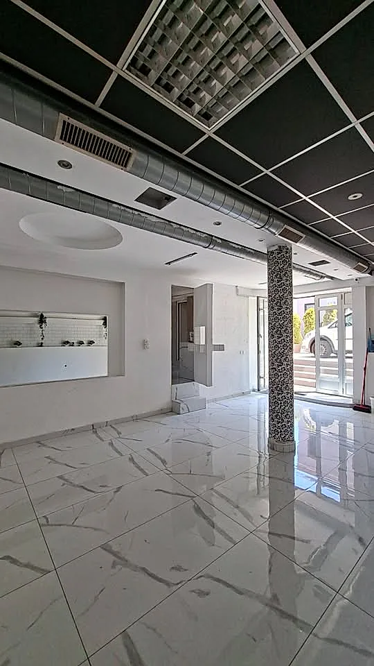 Izdaje se u zakup lokal u centru grada - slika 2
