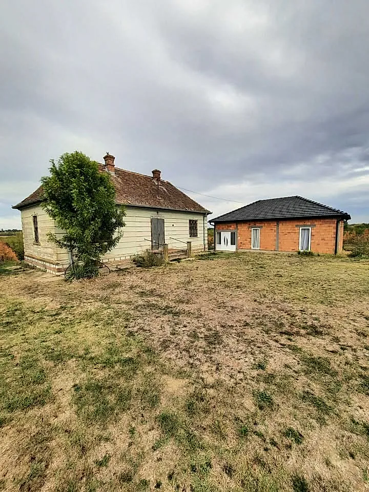 IMANJE POVRŠINE 2,85 HA SA DVE KUĆE I ZASADOM KRUŠAKA - slika 2