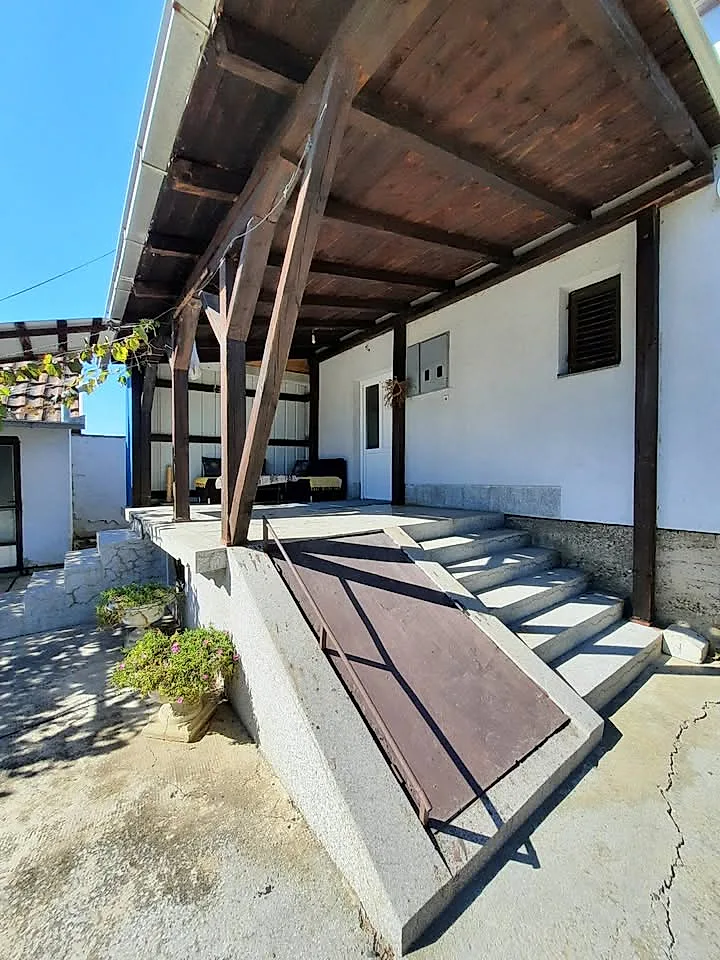 Na prodaju kuća površine u osnovi 124m2 na placu od 54,28 ara - slika 2