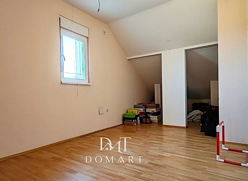 Porodična kuća sa uređenim dvorištem i garažom Sremska Mitrovica - slika 14