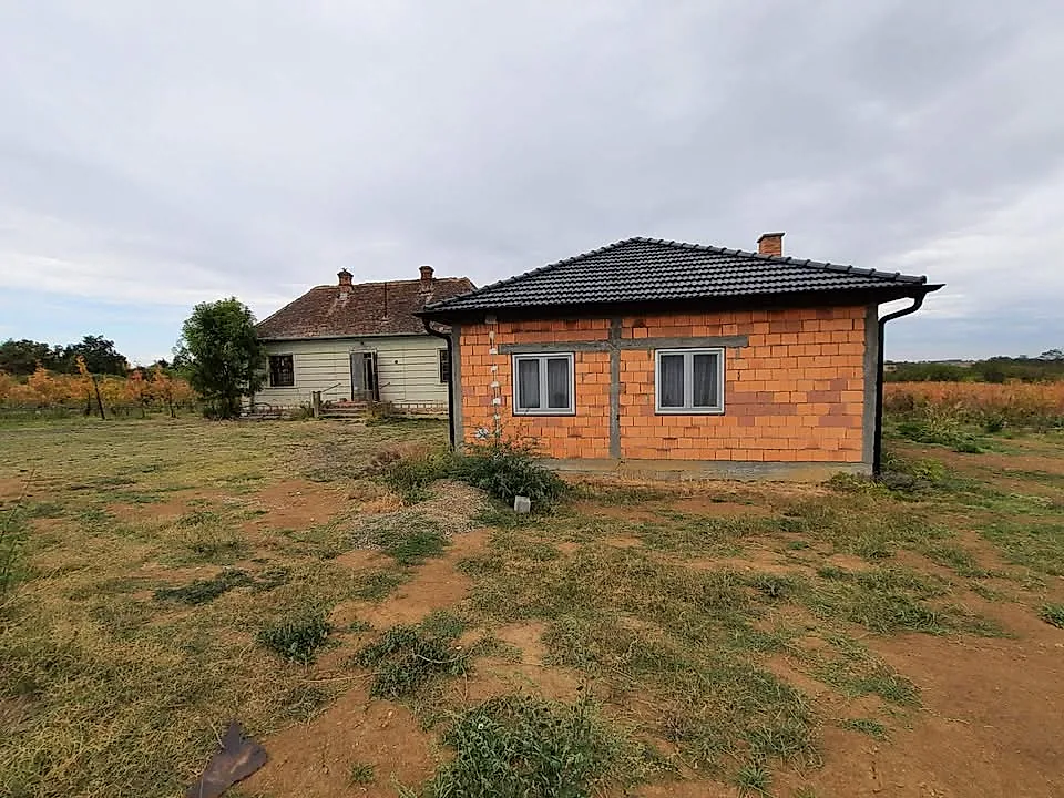 IMANJE POVRŠINE 2,85 HA SA DVE KUĆE I ZASADOM KRUŠAKA - slika 1