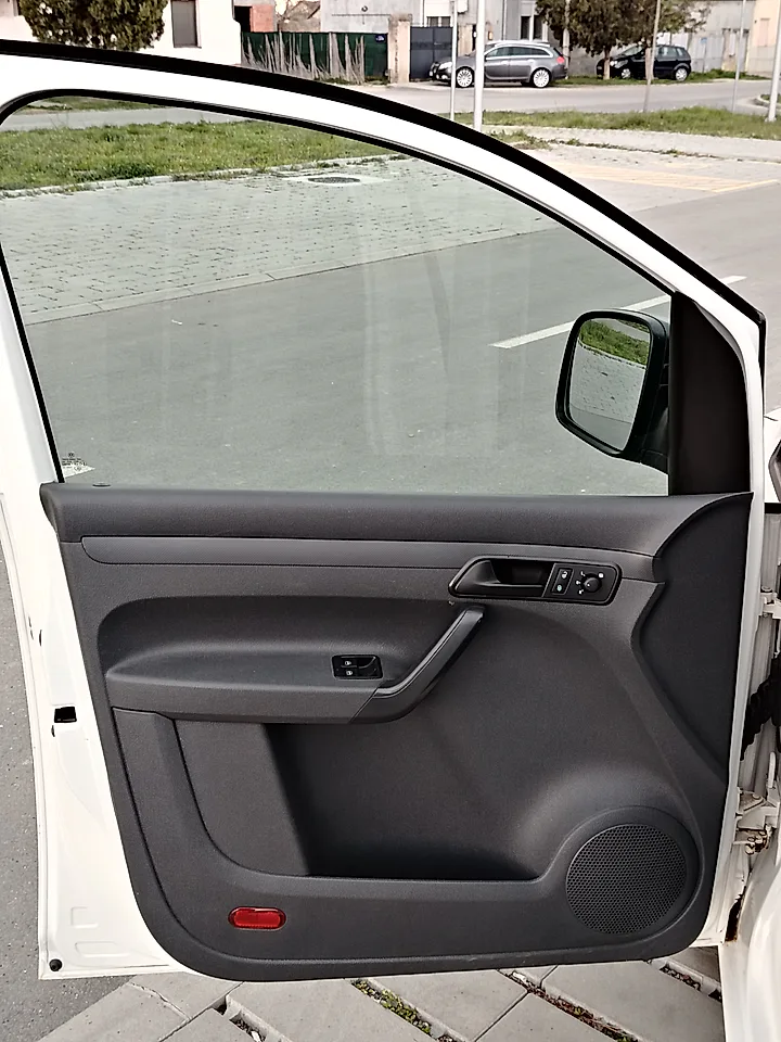 VW CADDY 1.6 TDI 2011 - slika 9