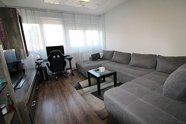 Bulevar Oslobođenja 63 m2 Uknjižen I sprat - slika 1