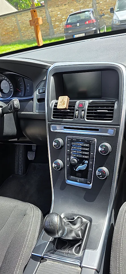 Volvo XC60 D3 2013 godište - slika 9