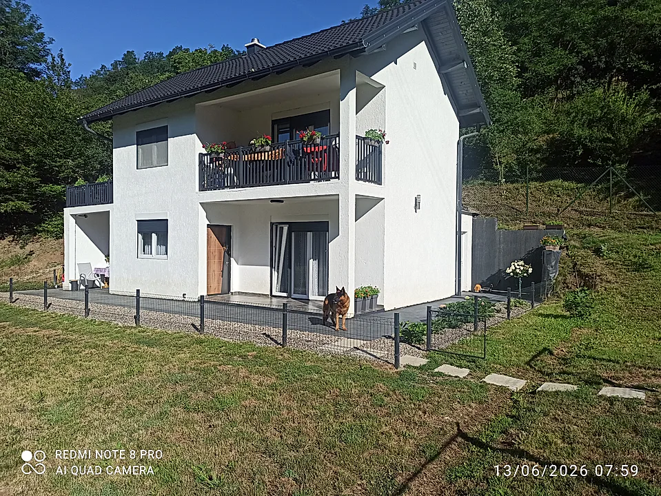 Nova kuća na placu od 6700m2 - slika 1