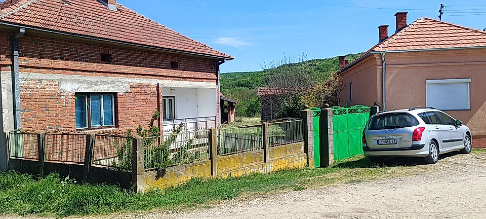 Seosko domaćinstvo, Gornje Brijanje, kuće 180m2, parcele 39.49a - slika 2