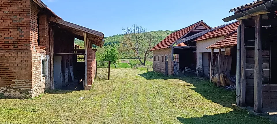 Seosko domaćinstvo, Gornje Brijanje, kuće 180m2, parcele 39.49a - slika 7
