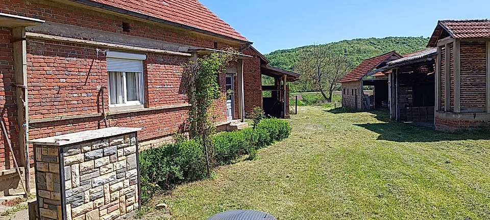 Seosko domaćinstvo, Gornje Brijanje, kuće 180m2, parcele 39.49a - slika 4